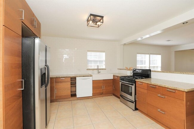 Building Photo - 905 Kern St