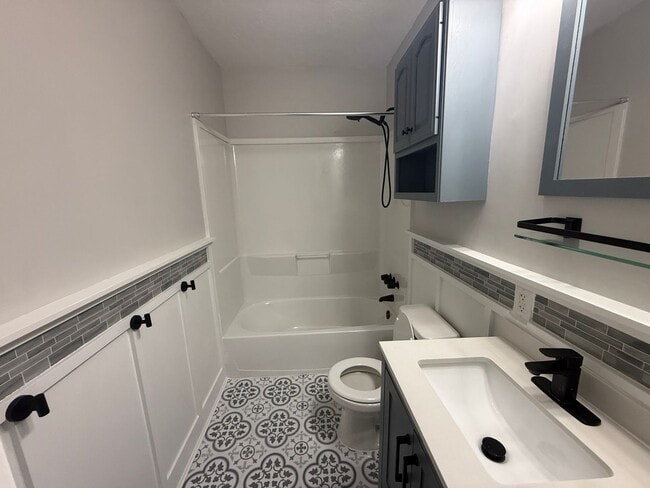 Building Photo - Beautifully Updated 2 Bed, 1 Bath Home for...