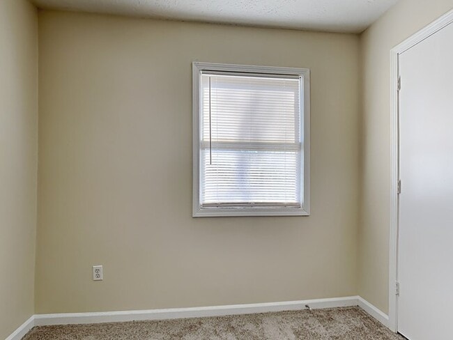 Building Photo - 4 bed 2 bath  with large backyard in Green...