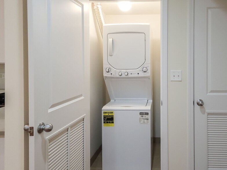 Building Photo - 1819 W Leland Ave