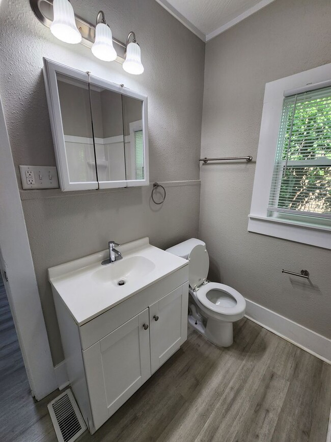 Building Photo - Spacious 3-Bedroom, 1-Bathroom Home AVAILA...