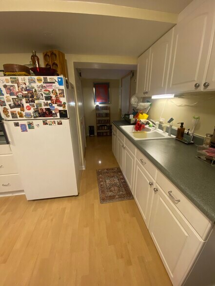 Kitchen - 1624 W Rascher Ave