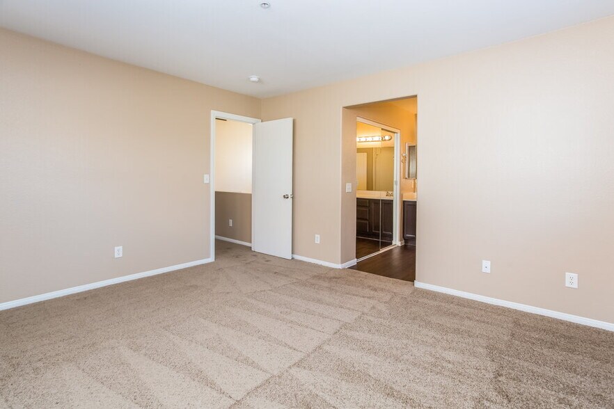 Building Photo - 3012 Sunrise Bay Ave