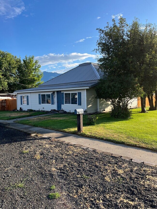 Building Photo - 3-bedroom 2 bath Corner Lot