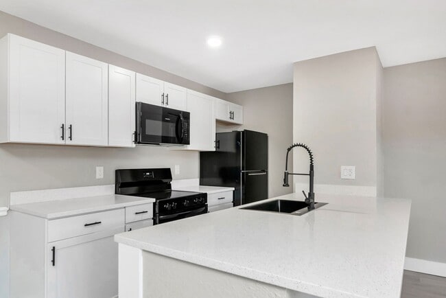 Building Photo - Ground Floor 1/1 with Den Newly Renovated