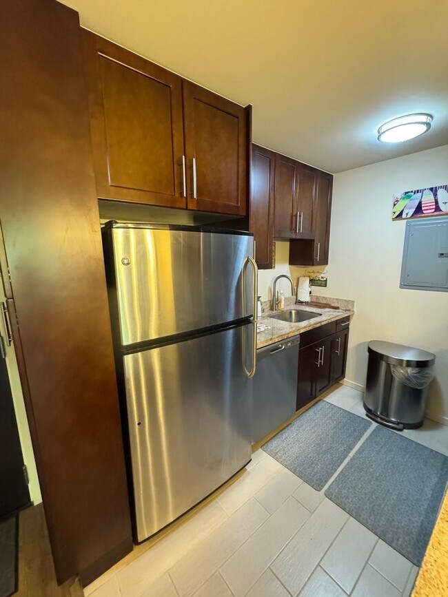 Building Photo - 1820 Kaioo Drive, A403