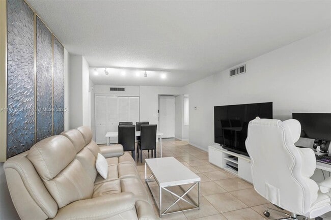 Building Photo - 3401 N Country Club Dr