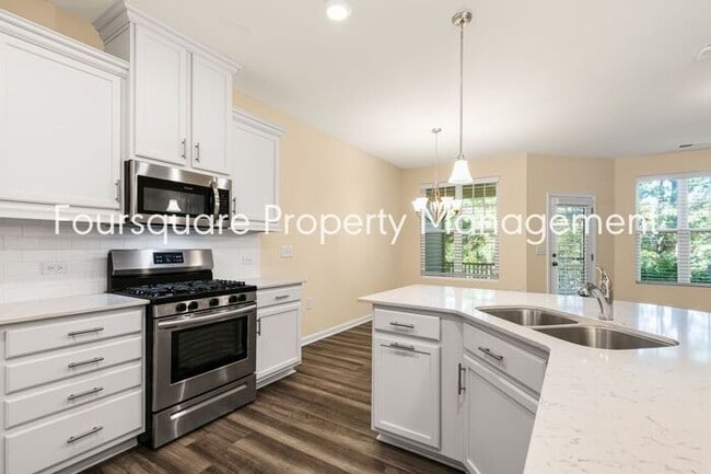 Building Photo - Townhome| Screened -In Back Porch |One Car...