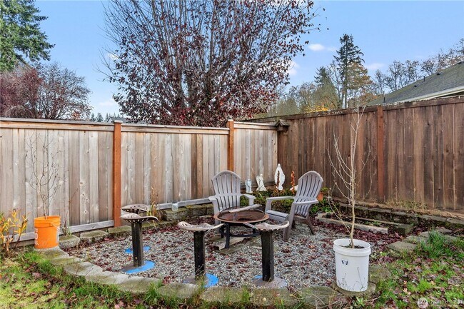 Building Photo - Quiet Updated Townhome in Prime Location!