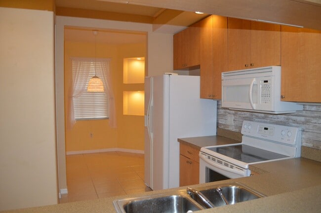 Building Photo - GREAT CONDO IN CAPE CORAL 2+ DEN/2  $1,800!!