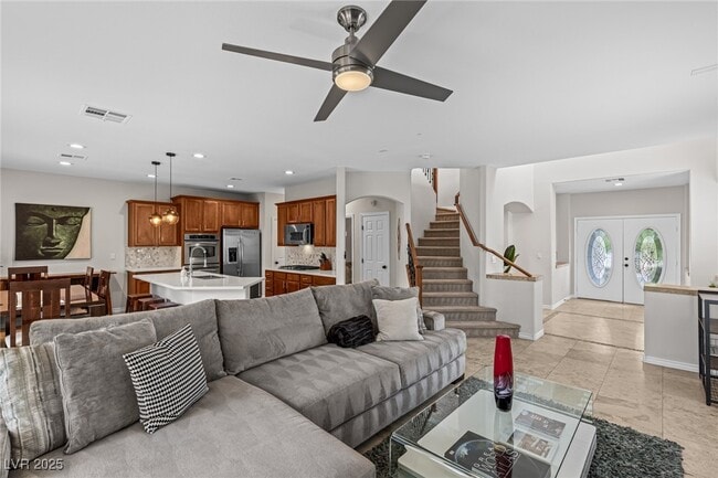 Building Photo - 275 Spectacular St