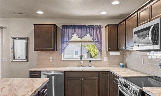 Building Photo - Beautiful Home near Meridian High School