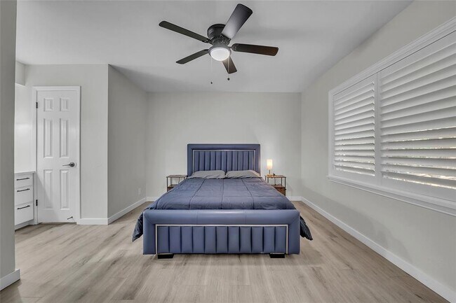 Building Photo - 3400 Laguna Dr