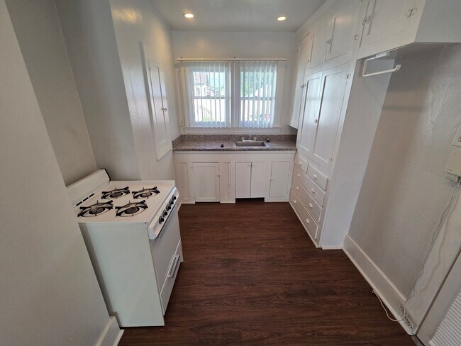 Building Photo - 1st