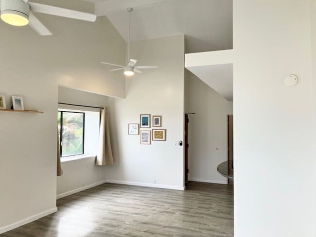 Building Photo - $3,300 2-Bed/2-Bath/2-Parking Townhouse in...
