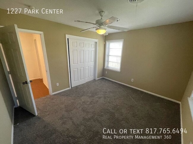 Building Photo - 1227 Park Center St