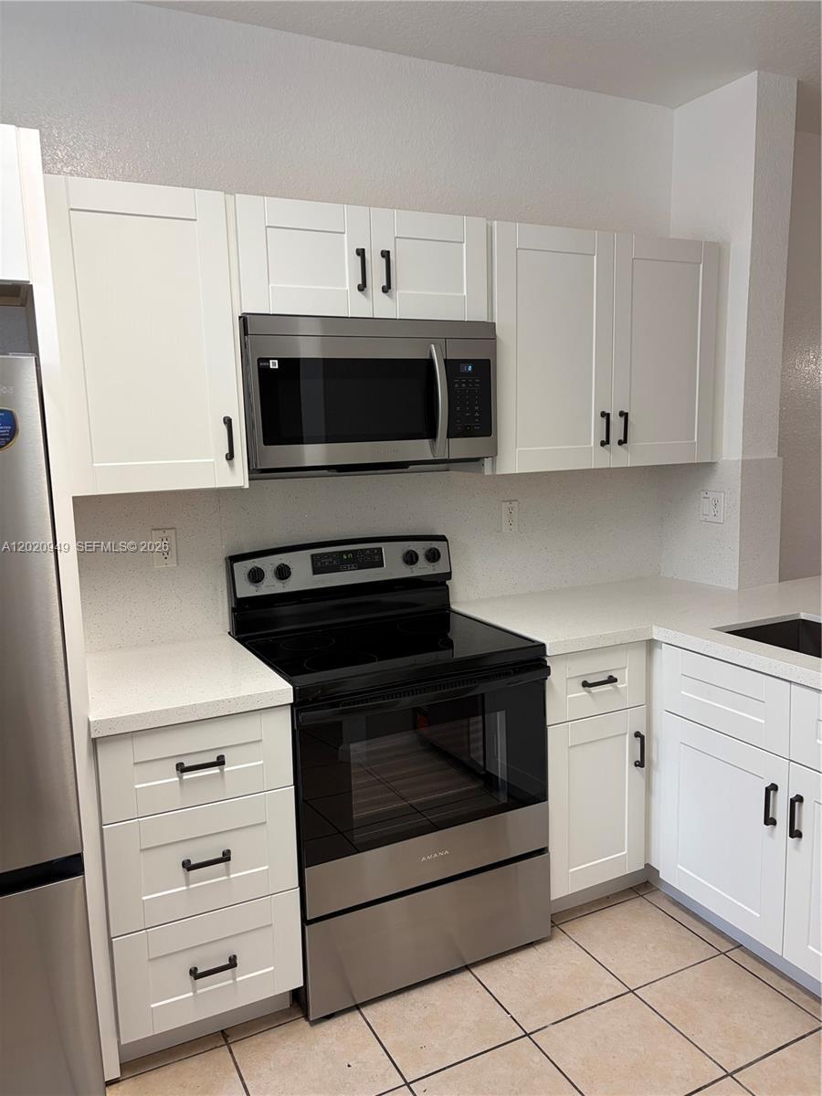 Building Photo - 8835 S Isles Cir
