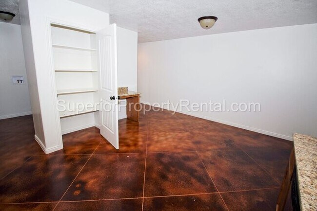 Building Photo - 3 bed, 2.5 bath town house *Internet Included