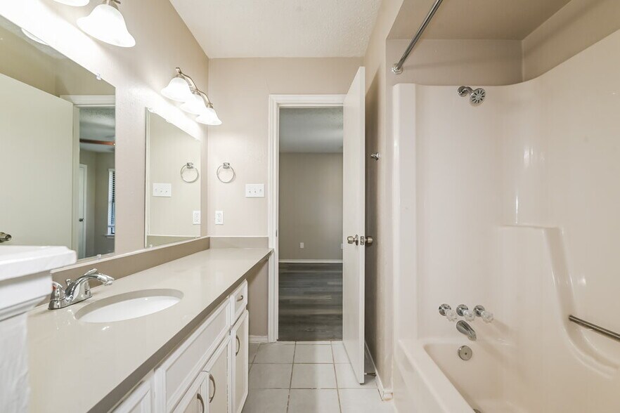 Building Photo - 302 Memorial Dr
