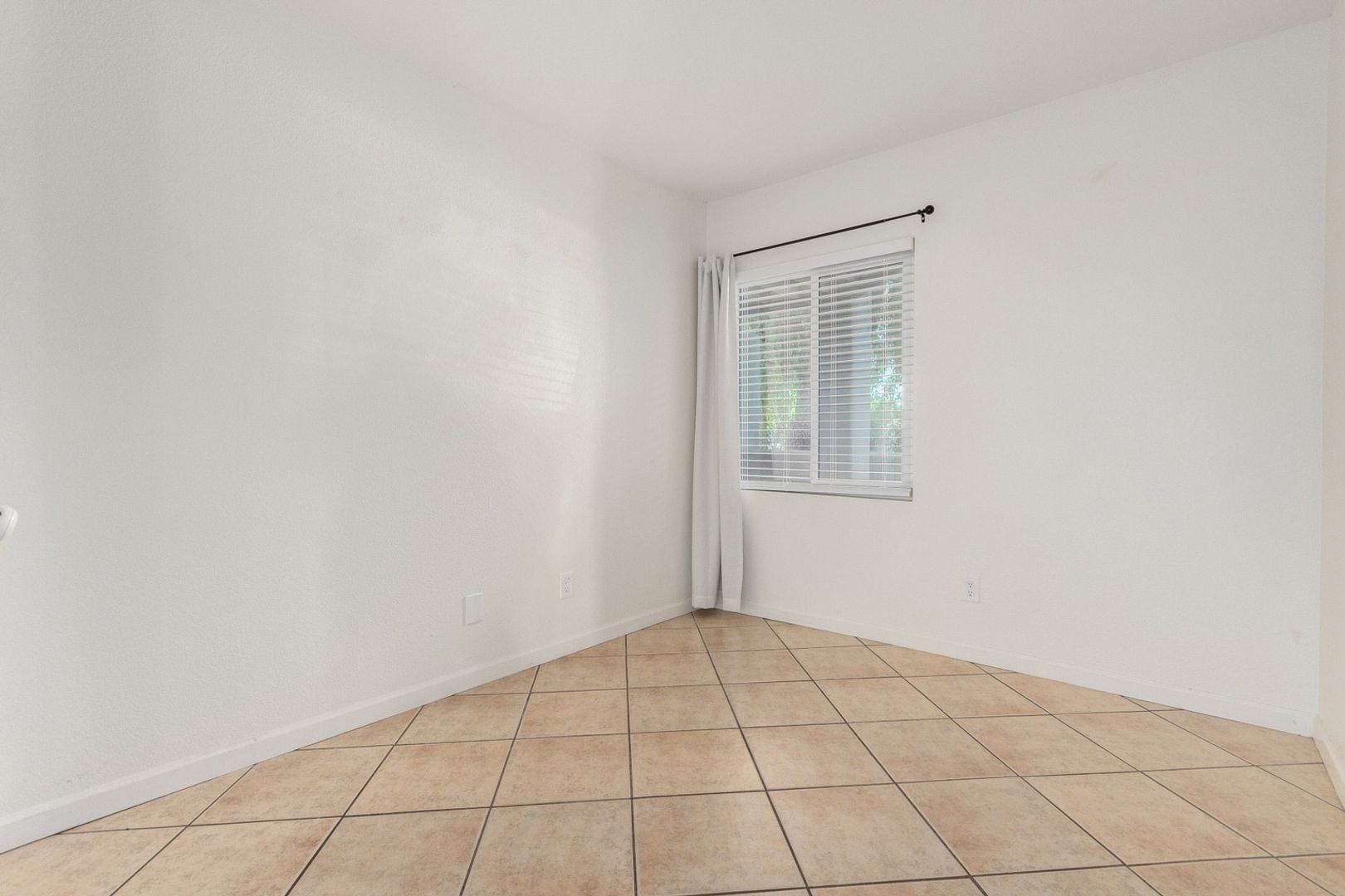 Building Photo - 1825 W Ray Rd