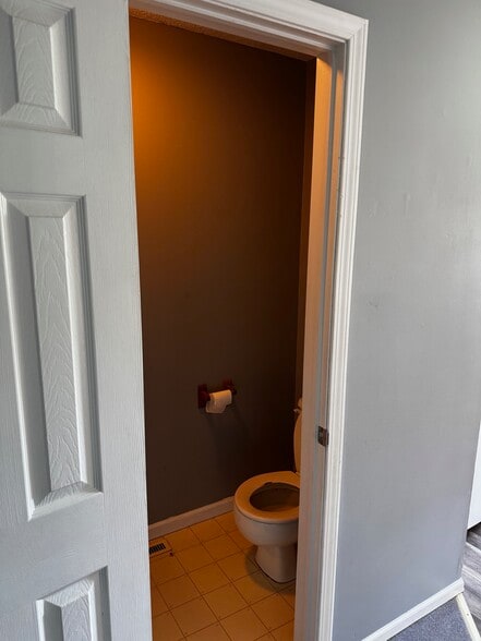 UPSTAIRS BATHROOM - 142 Skyline Dr