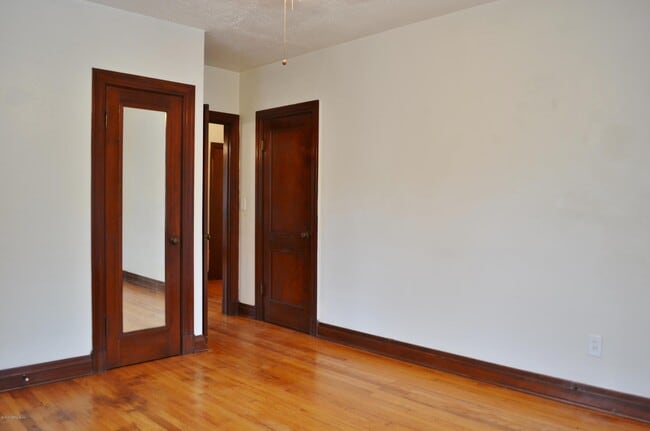 Building Photo - 2557 Dellwood Ave