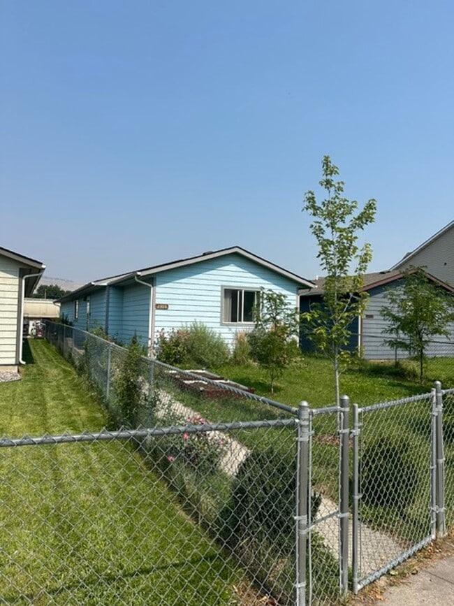 Building Photo - 2302 Leo Ave