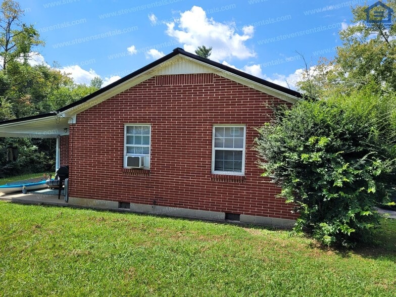 Building Photo - 205 E 13th St