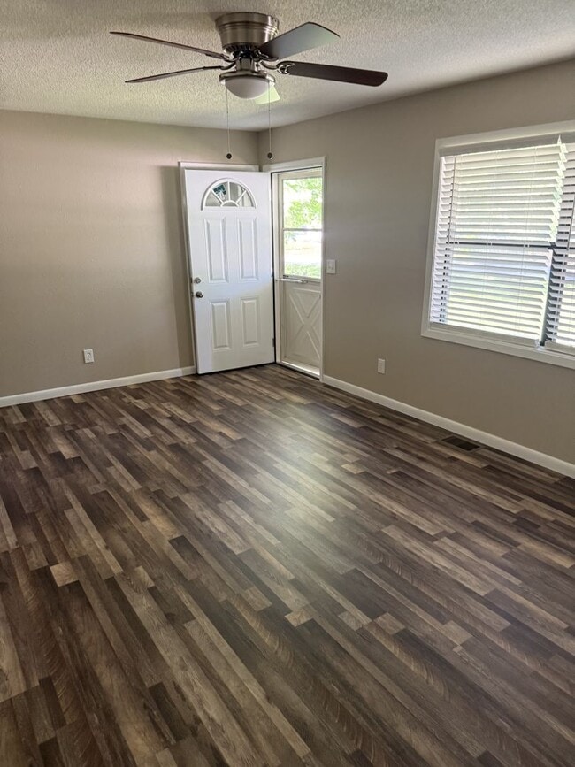 Building Photo - 2/2 Brick Home in Cave City!