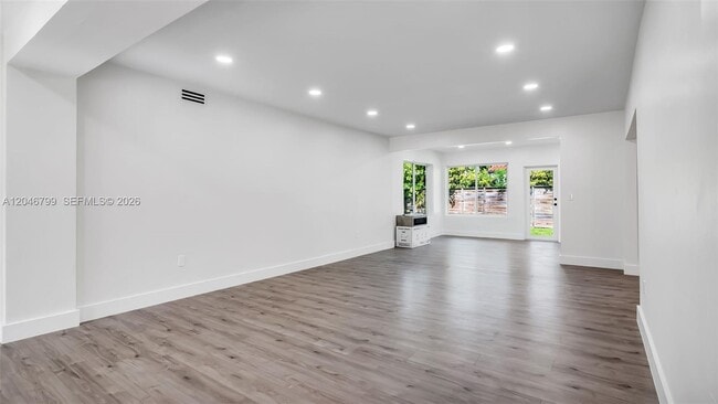 Building Photo - 1500 NE 13th Pl