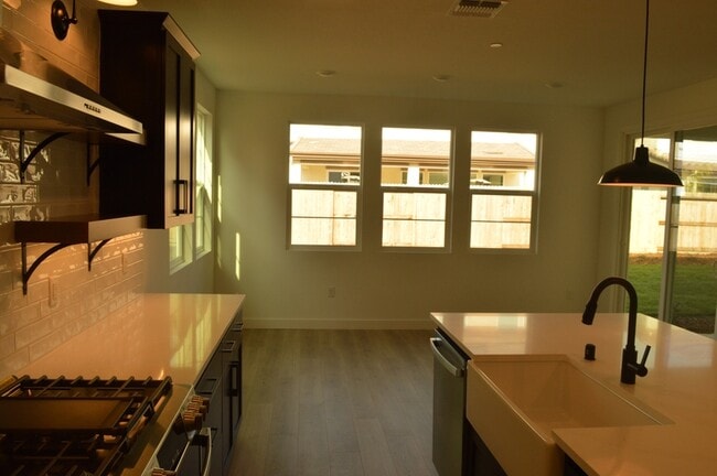 Building Photo - 477 Gold Coast Rd