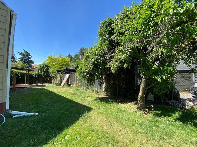 Building Photo - Lovely Cully Home with Bonus Loft, Basemen...