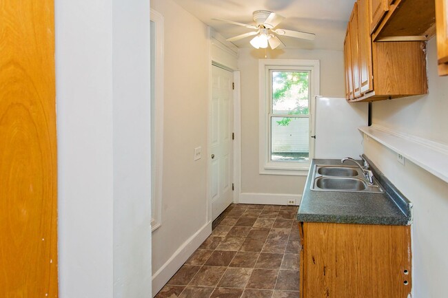 Building Photo - BOND HILL-  3 STORY 3 BEDRM 2 FULL BATH OPEN FLOOR PLAN w GARAGE