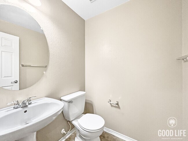 Building Photo - Spacious 2B/3BA + Den Townhouse in El Cerr...