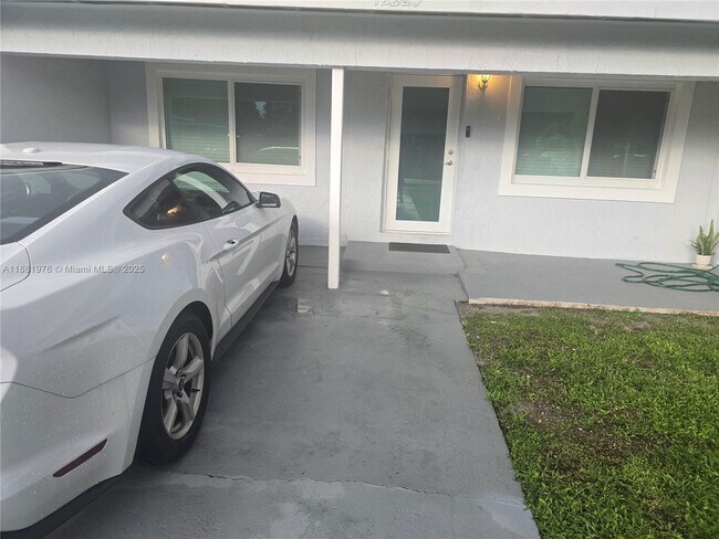 Building Photo - 1100 NW 71st St