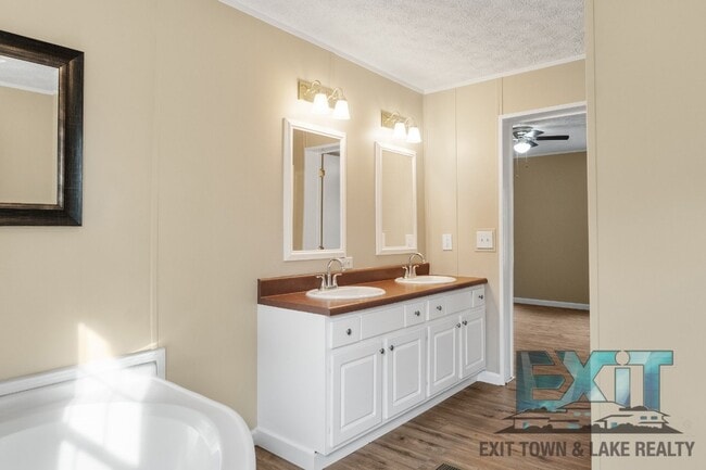 Building Photo - Beautiful Fully Renovated 3 Bed 2 Bath Home