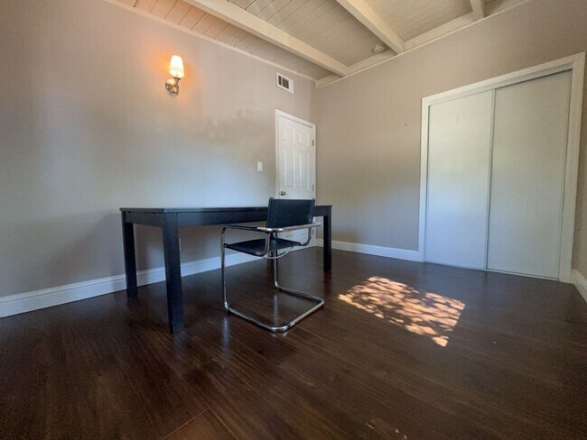 Building Photo - Updated 3 bedroom close to downtown and UC...