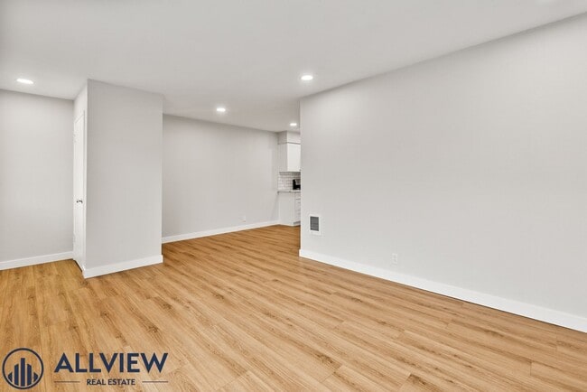 Building Photo - 1 Bed/1 Bath Available in Huntington Beach