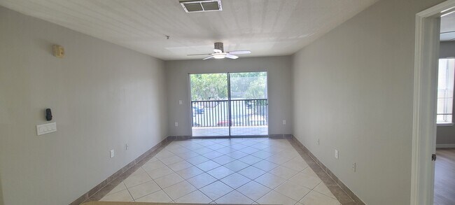 Building Photo - 940 Village Trail
