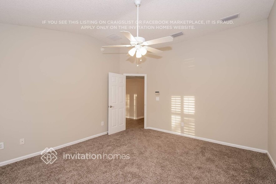 Building Photo - 863 S Lilac Loop