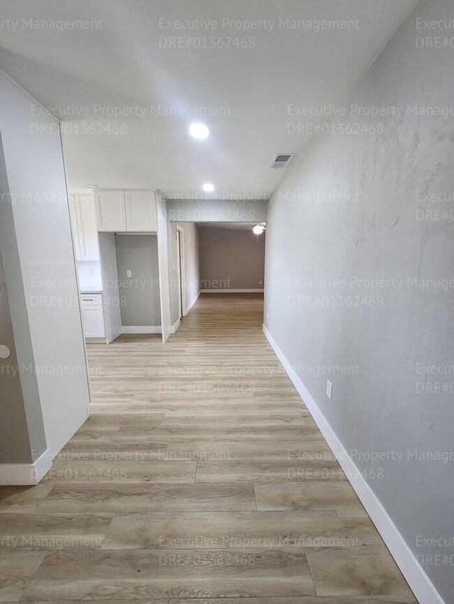 Building Photo - 4 bedroom 2 bath great location.