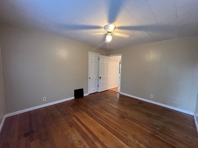 Building Photo - Available Mid-May 4 Bedroom / 1.5 Bathroom for Rent