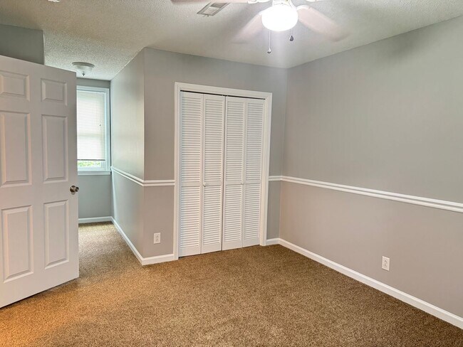 Building Photo - Exit 8! Rossview School. 4 Bed/2 Bath over...