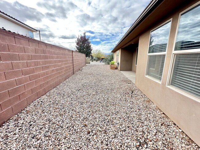 Building Photo - Desert Canyon Home!