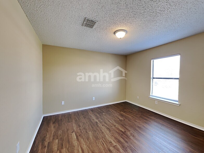 Building Photo - 304 Sandlewood Ln