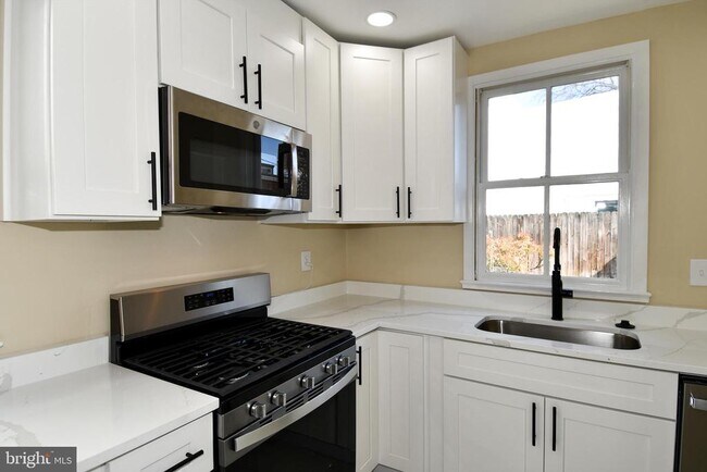 Building Photo - 216 S Henry St