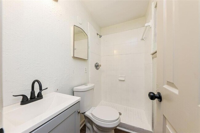 Building Photo - 210 Oak Dr SE