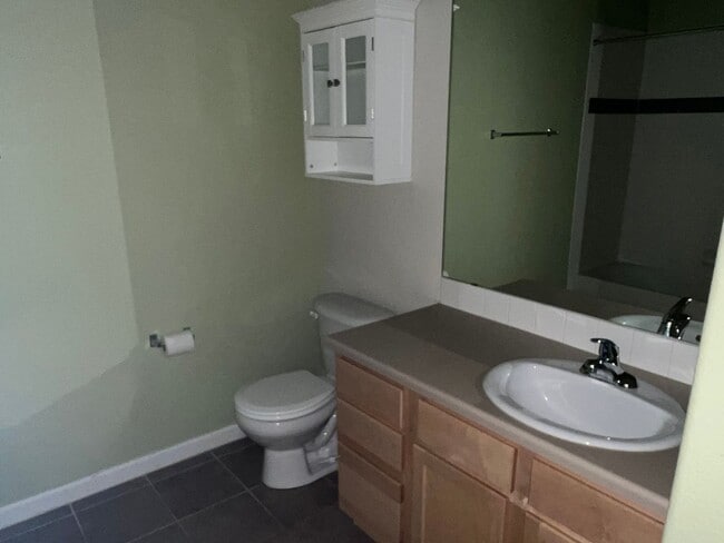 Building Photo - Fantastic 2 bedroom Condo Avail NOW