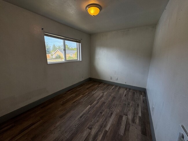 Building Photo - Spacious 2 Bed 1 Bath Home!