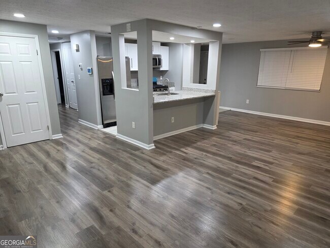 Building Photo - 5349 Tracey Dr